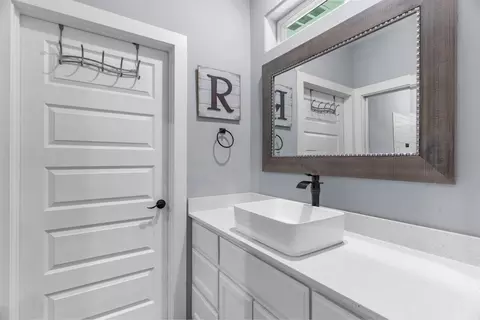 Bath - 430 E Monterey St, Denison, TX 75021 photo 2 of 3