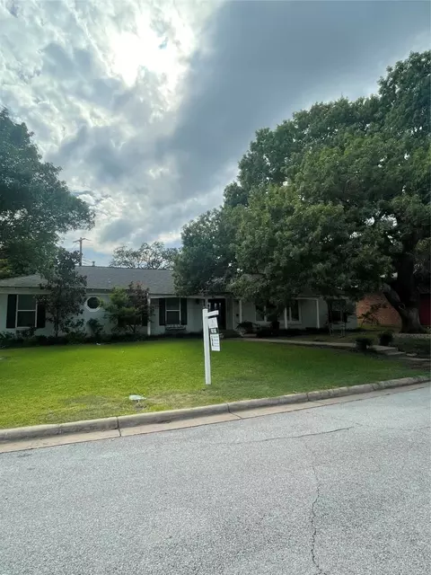4400 Warnock Ct, Fort Worth, TX 76109