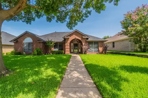 1221 Holly Hill Dr, Grand Prairie, TX 75052
