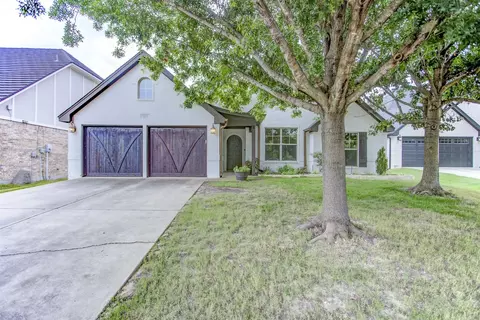 505 Sterling Dr, Benbrook, TX 76126