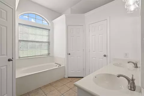 Bath - 10109 Barcelona Dr, Waco, TX 76708 photo 2 of 5