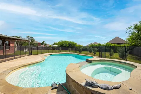 905 Hillside Cir, Justin, TX 76247