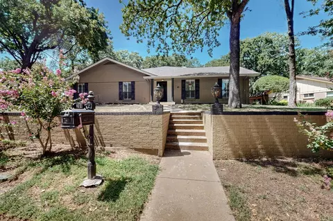 201 Trailwood Dr, Euless, TX 76039