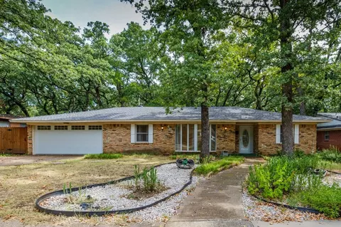 402 Robinhood Dr, Irving, TX 75061