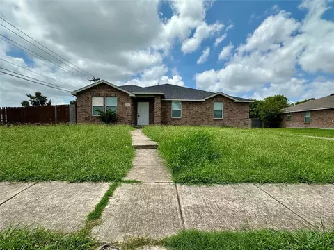 2803 Amber Waves Ln, Lancaster, TX 75134