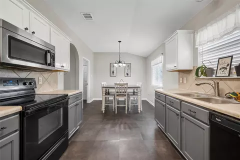 10024 Barton Creek Dr, Waco, TX 76708 photo 9