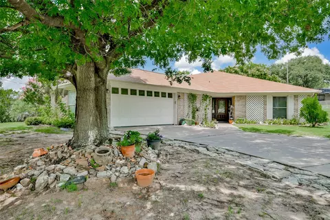 300 Saddleview Ct, Granbury, TX 76048