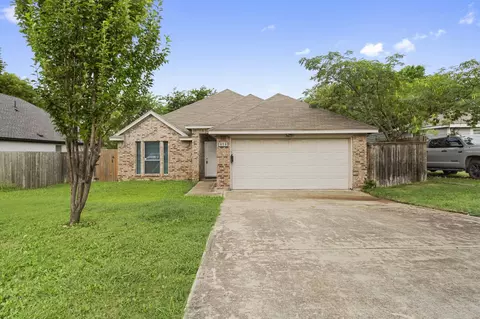 826 Tuskegee St, Grand Prairie, TX 75051