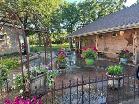 1149 Country Club Rd, Bowie, TX 76230