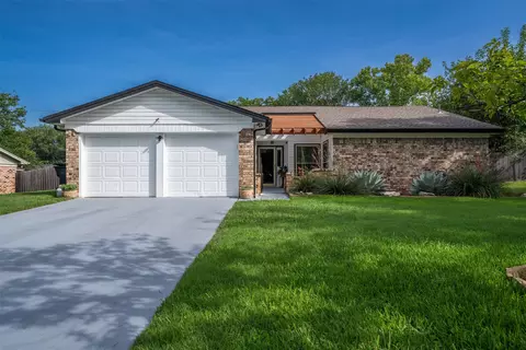 1302 Hemphill Dr, Cleburne, TX 76033