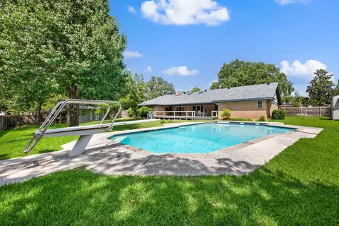 1221 Forest Ridge Dr, Bedford, TX 76022