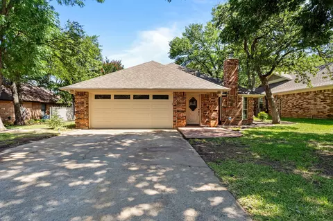 7509 Woodhaven Dr, North Richland Hills, TX 76182