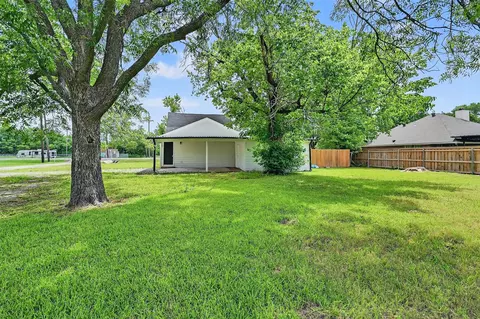 Exterior - 700 S Denny St, Howe, TX 75459 photo 5 of 9
