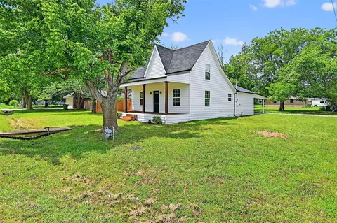 Exterior - 700 S Denny St, Howe, TX 75459 photo 2 of 9