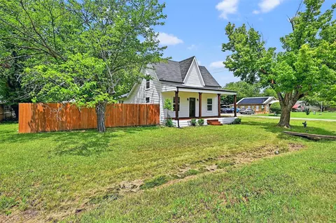 Exterior - 700 S Denny St, Howe, TX 75459 photo 3 of 9