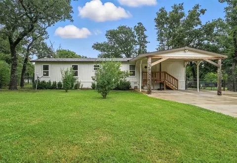 525 Surrey Ln, Burleson, TX 76028