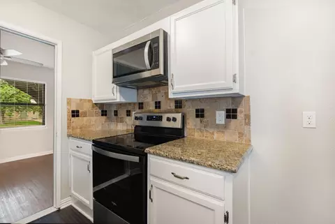 Kitchen - 5905 Cedar Ln, Rowlett, TX 75089 photo 2 of 4