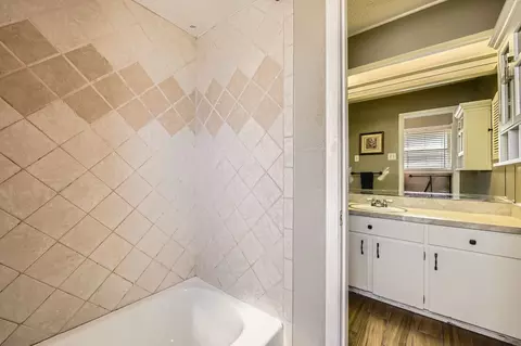 Bath - 3814 Calgary Ct E, Irving, TX 75062 photo 2 of 3