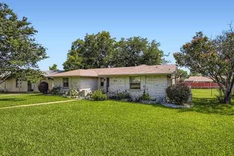 Exterior - 3814 Calgary Ct E, Irving, TX 75062 photo 2 of 3