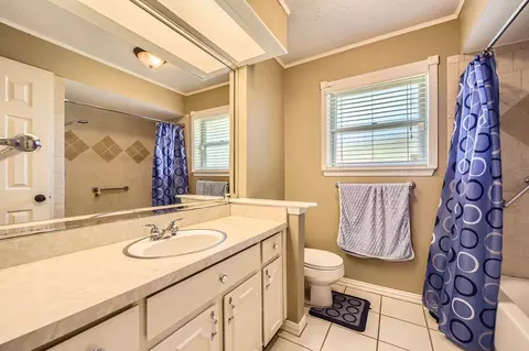 Bath - 3814 Calgary Ct E, Irving, TX 75062 photo 3 of 3