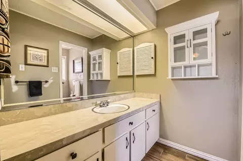 Bath - 3814 Calgary Ct E, Irving, TX 75062 photo 1 of 3