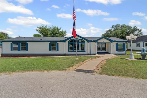 18 Sunny Ln, Burleson, TX 76028