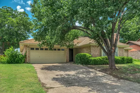 6613 Bayberry Dr, Fort Worth, TX 76137