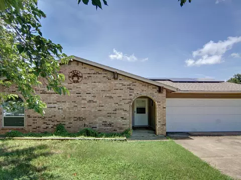905 Redbud St, Crowley, TX 76036