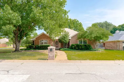 8901 Marti Ln, North Richland Hills, TX 76182