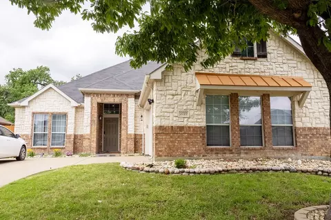 2727 Meadow Lake Dr, Grand Prairie, TX 75050