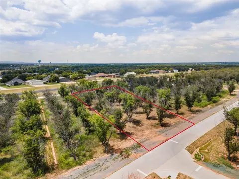 955 E Landings Dr, Granbury, TX 76049