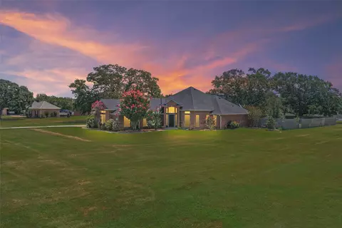 1082 Oak Bend Dr, Kaufman, TX 75142