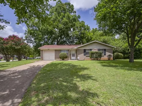 800 Nl Robinson Dr, Arlington, TX 76011