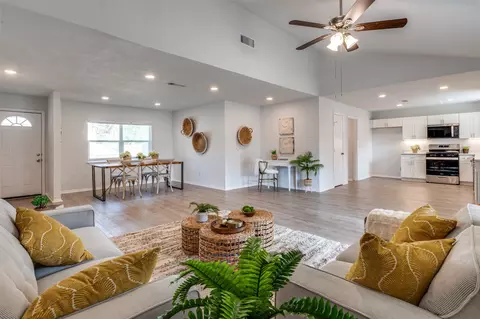 828 Gregory Ave, Bedford, TX 76022