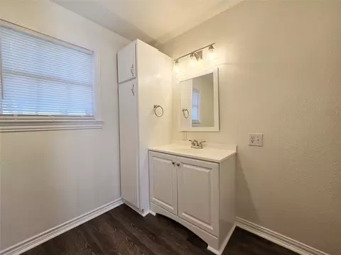 Bath - 2503 Taylor St, Commerce, TX 75428 photo 5 of 5
