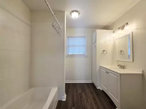 Bath - 2503 Taylor St, Commerce, TX 75428 photo 4 of 5