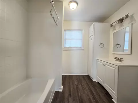 Bath - 2503 Taylor St, Commerce, TX 75428 photo 1 of 5