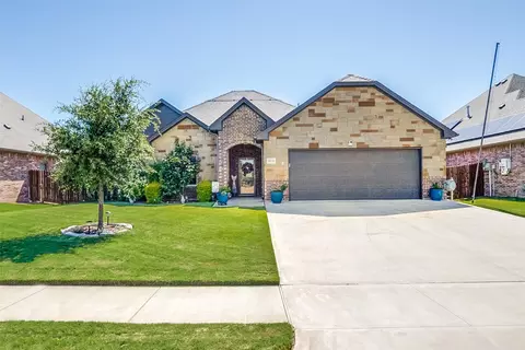 904 Chestnut Grove Dr, Cleburne, TX 76033