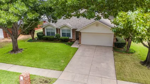 2157 Crockett Dr, Corinth, TX 76210
