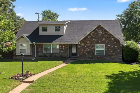 921 Blue Lake Dr, Fort Worth, TX 76103