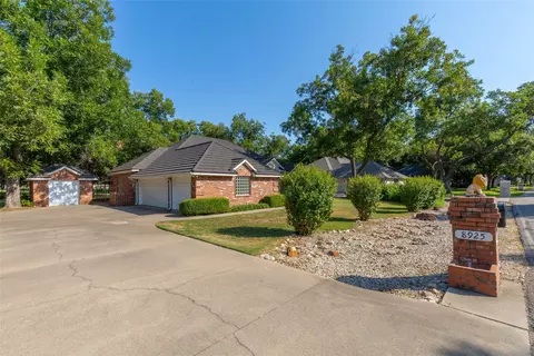 8925 Green Leaves Dr, Granbury, TX 76049