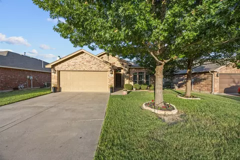 221 Spring Hollow Dr, Saginaw, TX 76131