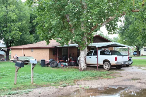 610 S 3rd St, Knox City, TX 79529