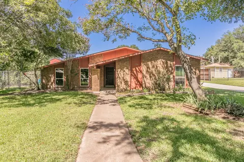 2106 Acer Ct, Grand Prairie, TX 75052