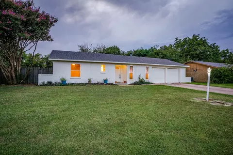 1132 John Reagan St, Benbrook, TX 76126