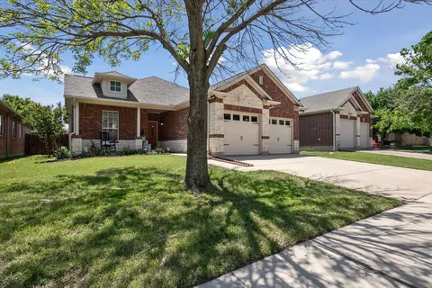 2304 Clairborne Dr, Fort Worth, TX 76177