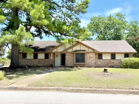 805 Lee Ct, Azle, TX 76020