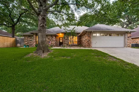 3303 Thorn Hill Dr, Arlington, TX 76001