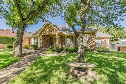 3125 Woodridge Dr, Hurst, TX 76054