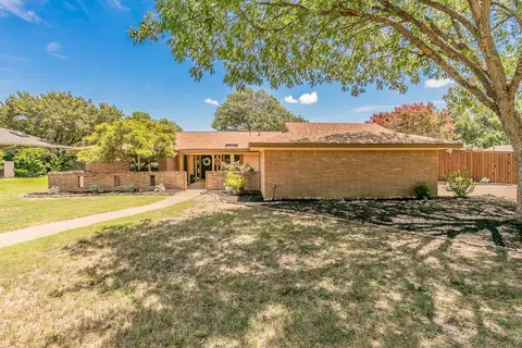 31 Bounty Rd E, Benbrook, TX 76132